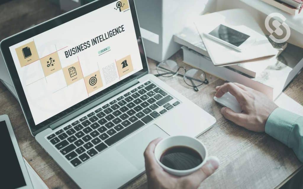 business intelligence En la imagen se ve a una persona usando business intelligence