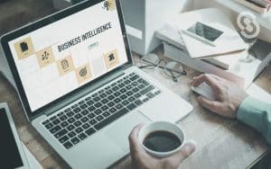 En la imagen se ve a una persona usando business intelligence