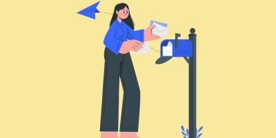 Ilustración de una mujer enviado un correo en alusión al email mailing