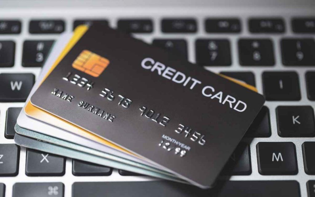 La firma digital en la banca puede usarse para generar tarjetas de crédito, como la que se ve en la imagen.