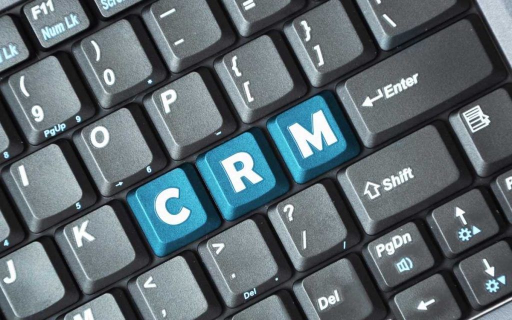 Un teclado muestra las siglas CRM, en alusion a los beneficios de un CRM