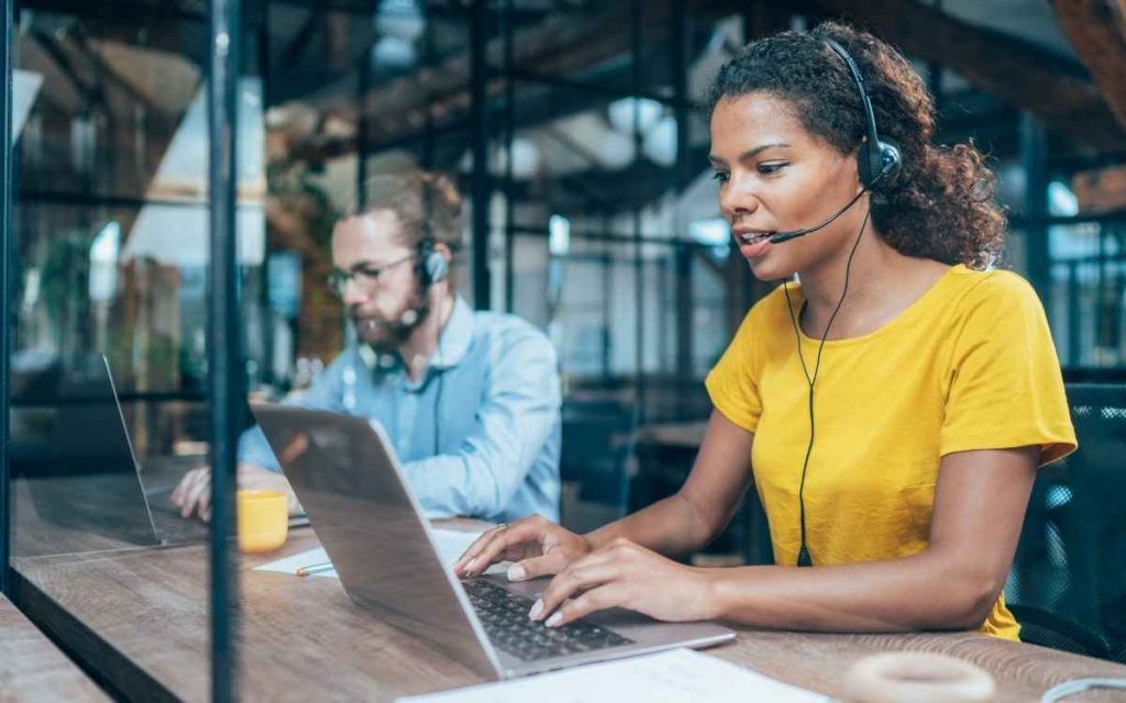 Una agente de atención al cliente realiza un onboarding de clientes a través de llamada telefónica.