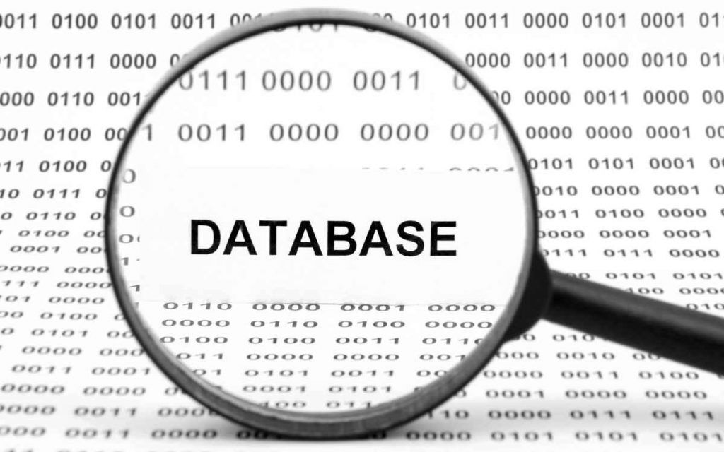 En la imagen se ve la palabra database a través de una lupa, ejemplificando el uso de los distintos tipos de base de datos
