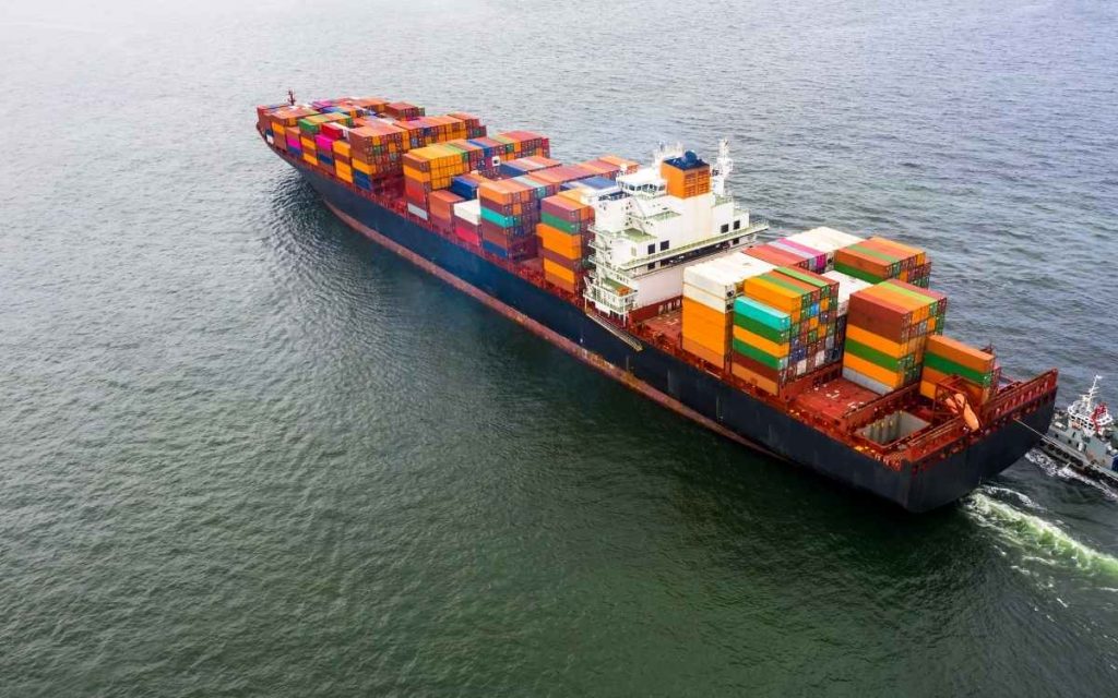 En la imagen se ve a un barco de tranporte llevando materia prima para distintas cadenas de suministro