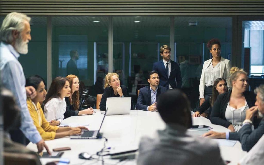 En la imagen se ve a un equipo que le presentan el proceso de implementacion de un crm