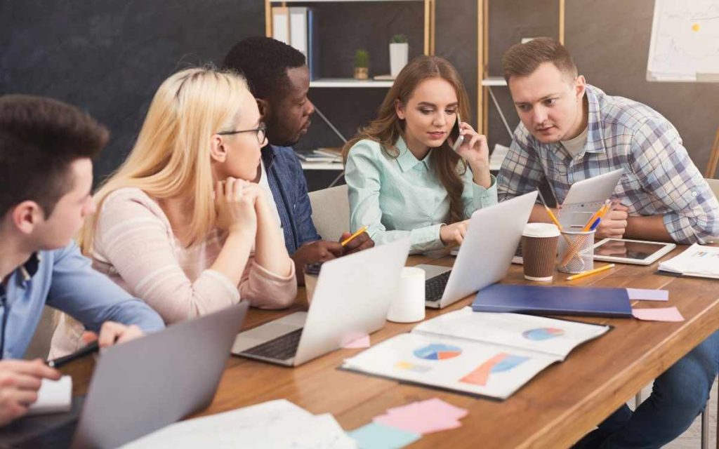 en la imagen se ve a un equipo realizando una prueba de un crm durante un proceso de implementacion