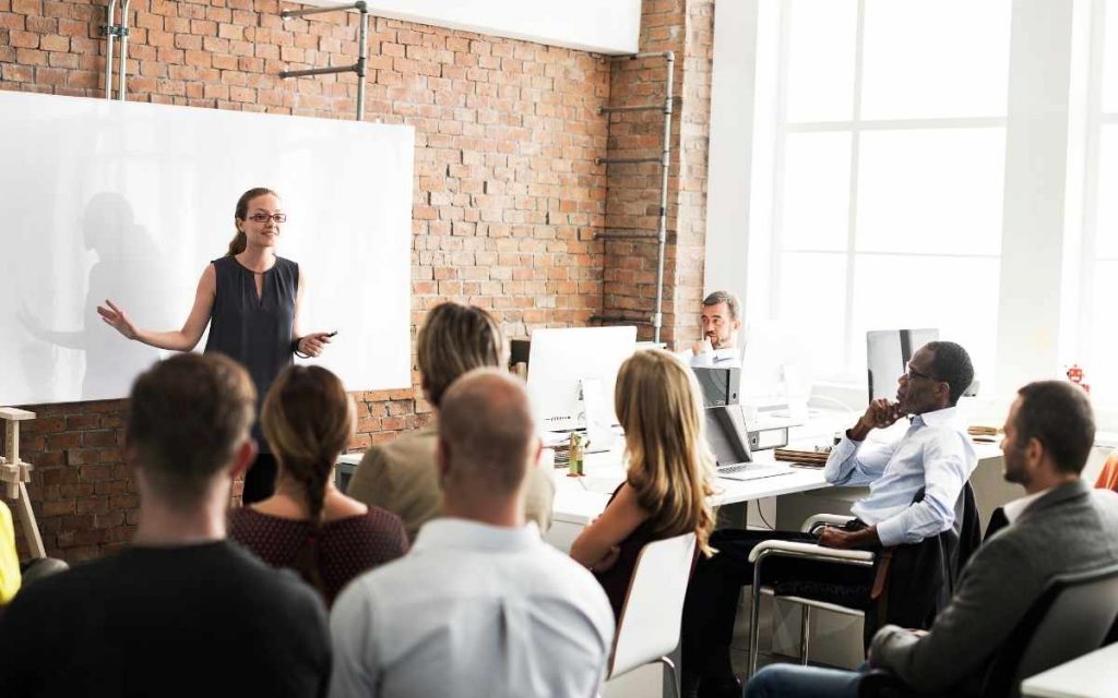 En la imagen se ve una capacitación de un equipo para un proceso de implementacion de un crm