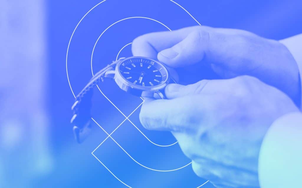 En la imagen se ve a una persona ajustando su reloj luego de aprender sobre gestion del tiempo