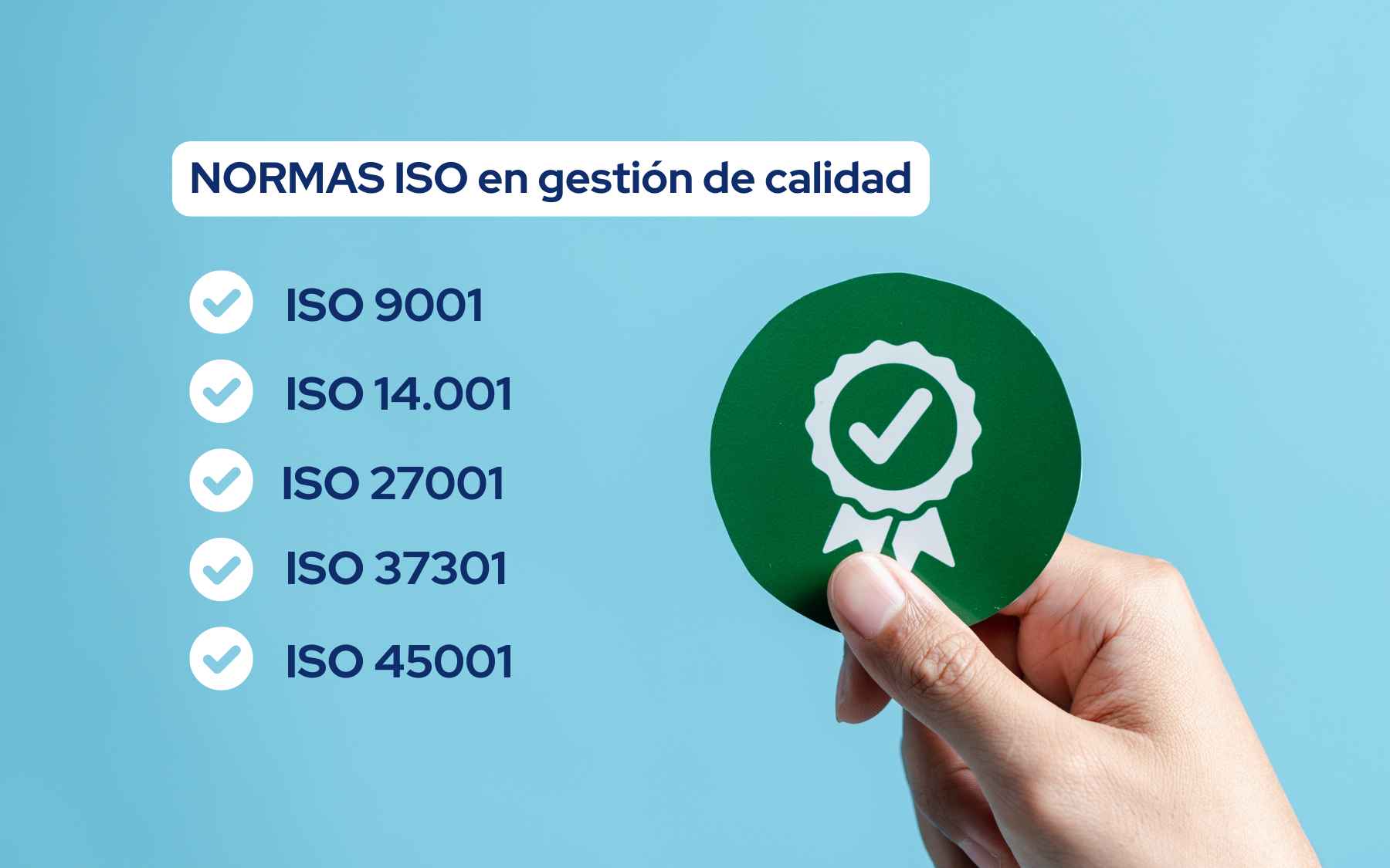 Veos una imagen de una persona sosteniendo un ícono representativo de gestión de calidad, con las normas ISO correspondientes a ese ámbito.