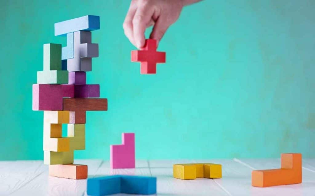 Vemos una representación de los ejercicios de lógica que se usan en los cursos de programación para niños con un montón de bloques de colores siendo apilados.