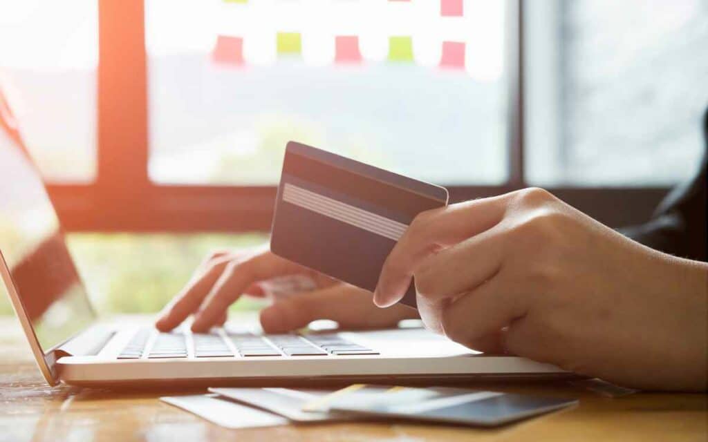 Vemos una imagen de los productos más vendidos de México con una persona comprando frente a una computadora, usando su tarjeta de crédito