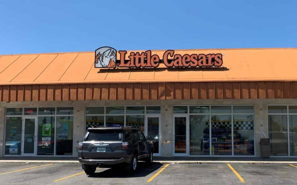 Vemos una imagen de la franquicia de Little Caesars en referencia a las mejores franquicias de comida rápida en México.