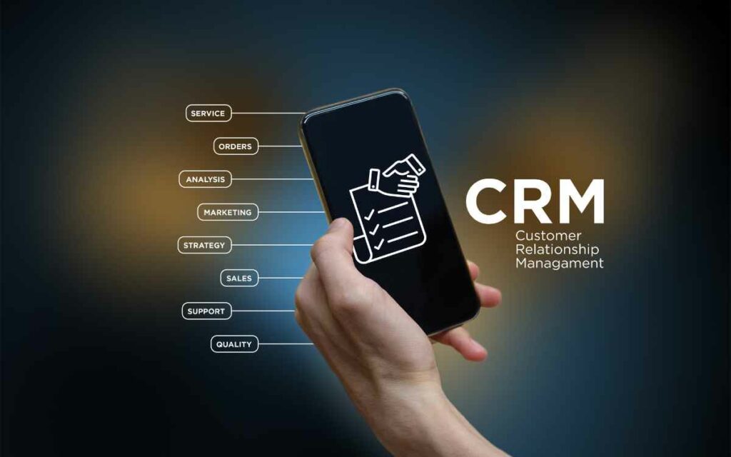 Vemos una imagen de un celular con la herramienta CRM y sus beneficios, que ayuda al manejo de conflictos. 