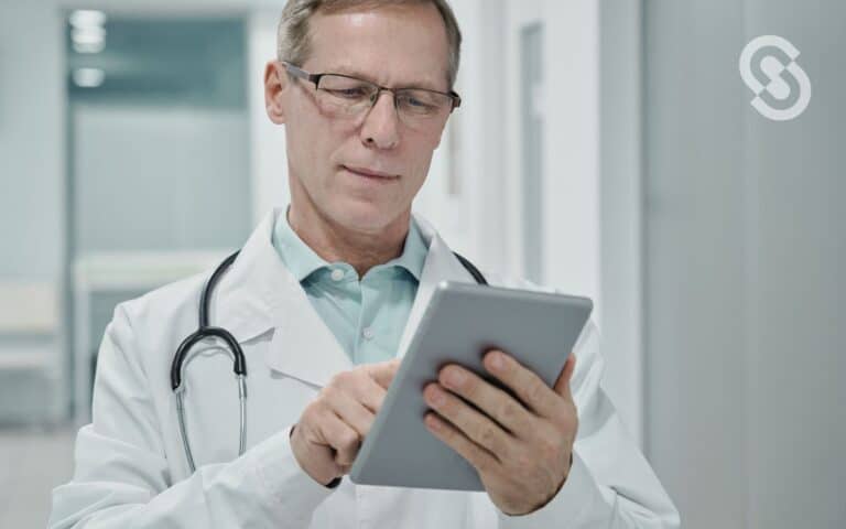 En la imagen se ve a una persona utilizando un software para clinicas