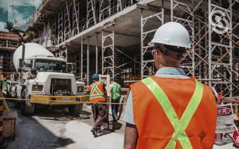 hombre realizando la contabilidad en la construcción