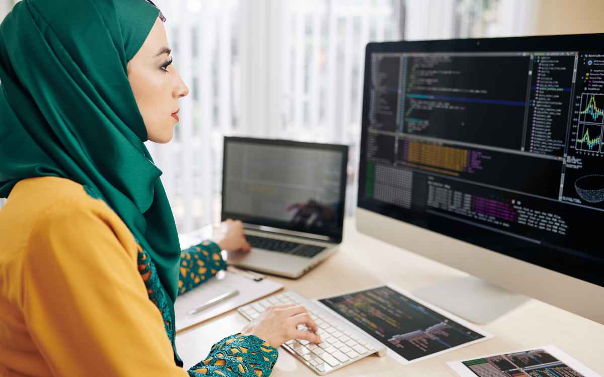Vemos una imagen de una mujer haciendo tipos de pruebas de software en un computador.