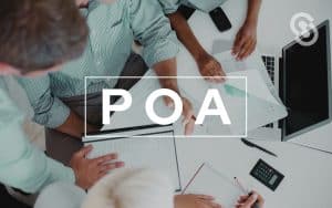 Vemos una imagen de personas trabajando en un plan operativo anual, con las siglas POA.