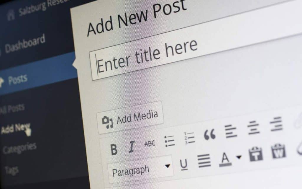 En la imagen se ve a una persona escribiendo en una computadora, para mostrar las características de un blog. 