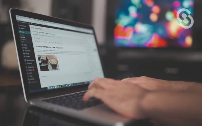 En la imagen se ve a una persona escribiendo en una computadora, para mostrar las características de un blog.