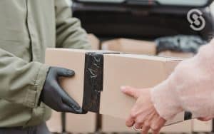 Vemos una imagen de una persona entregando un paquete a otra, en relación con los tipos de proveedores.