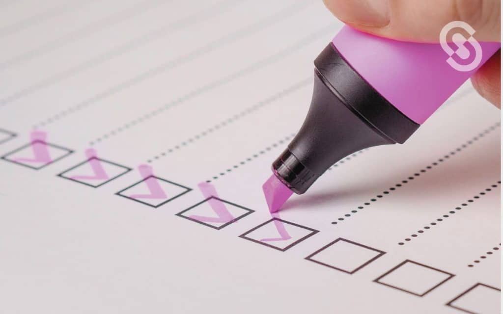 Vemos una imagen de una checklist siendo completado con un resaltador rosa, en referencia al uso de instrumentos de evaluación educativa.