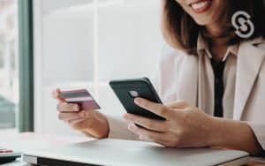 Vemos una persona efectuando un pago online, en referencia a las pasarelas de pago en Colombia.