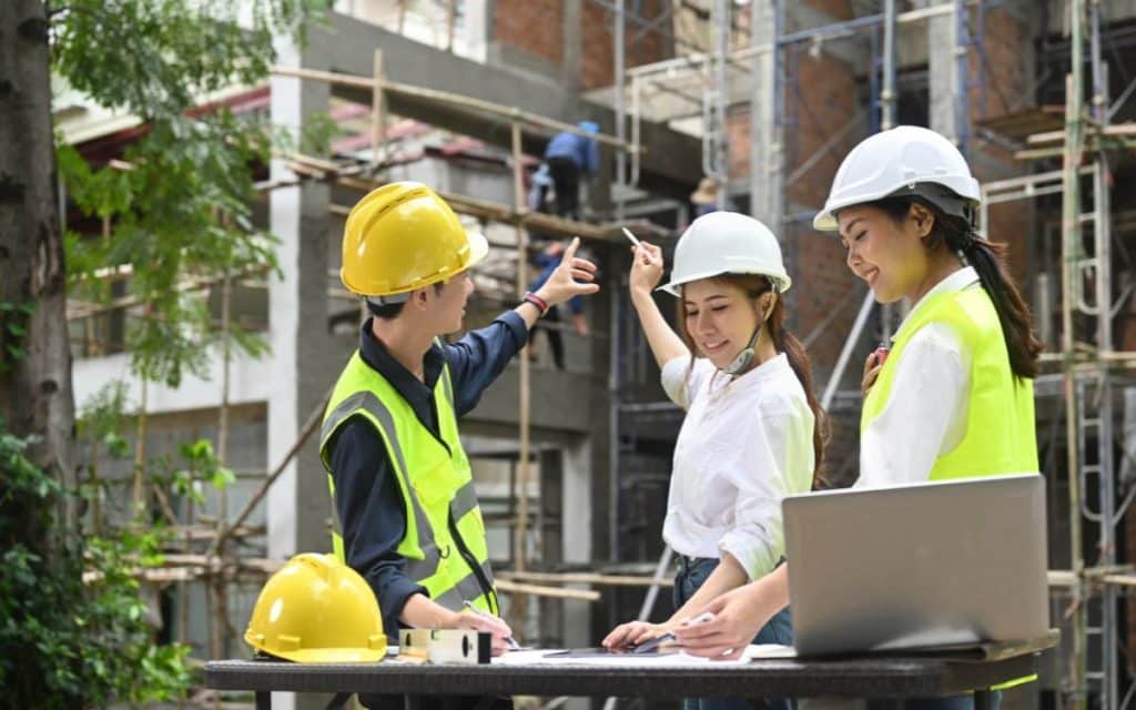 En la imagen se ve a un equipo aplicando la gerencia de proyectos de construcción