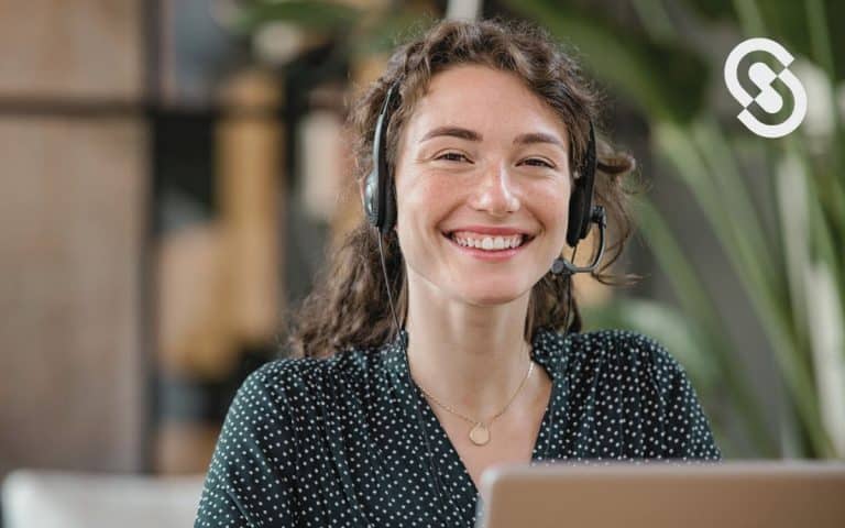 Vemos una persona encarga de customer success sonriendo, en referencia a la implementación de esta estrategia para retener clientes.