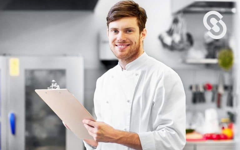 En la imagen se ve a un chef gestionando la logística de compras de un restaurante.