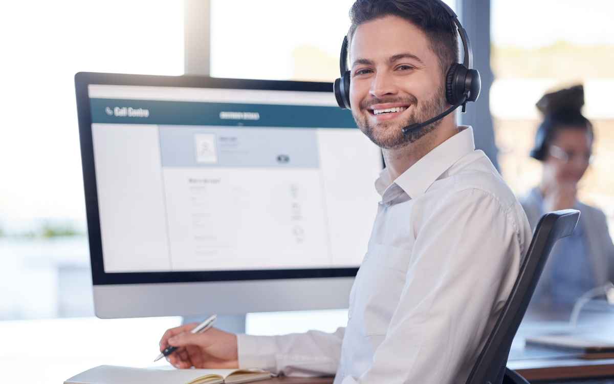 Vemos un trabajador de call center usando ejemplos de CRM.