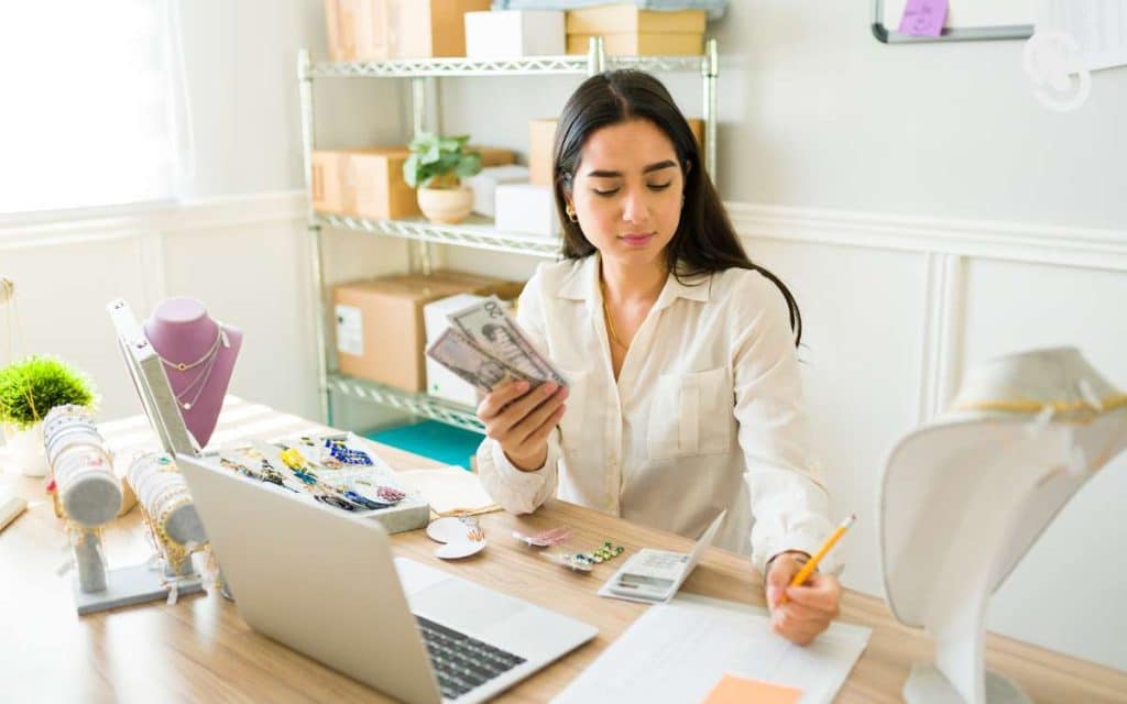 Emprendedora aprendiendo como sacar el inventario final 