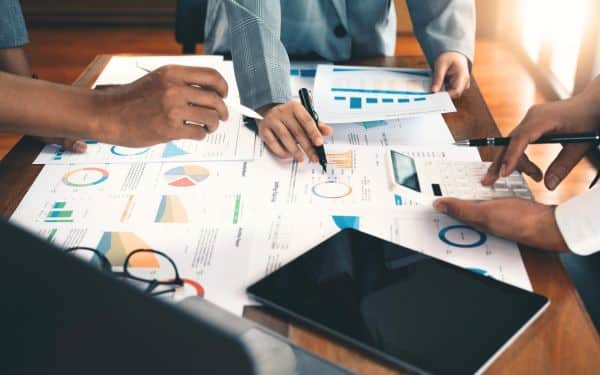 Equipo de trabajo analizando gastos con un ERP.