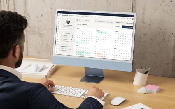 Encargado de Recursos Humanos usando el software Bizneo HR para gestionar las vacaciones de los colaboradores.
