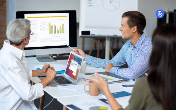 Imagen de un equipo de trabajo analizando cuál es el precio de un ERP en México.