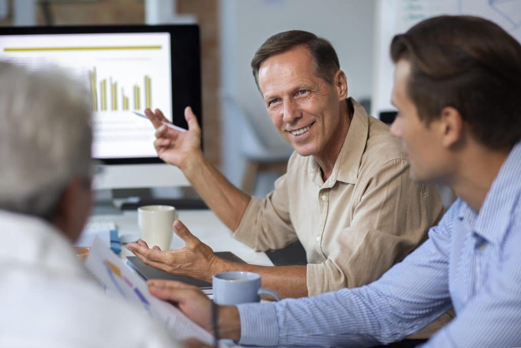 Equipo de trabajo discutiendo la implementación y el precio de un CRM.