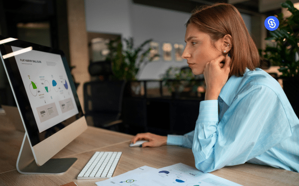 Persona comparando precio de un CRM en México