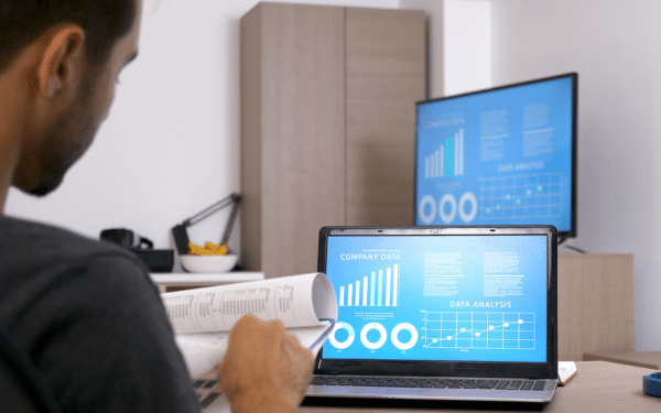 Imagen de un colaborador probando las funciones de un sistema empresarial que influyen en el precio de un ERP.